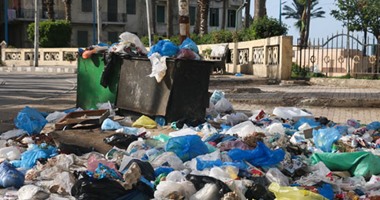 بالصور..  تلال القمامة تملأ شوارع الإسكندرية منذ بداية رمضان