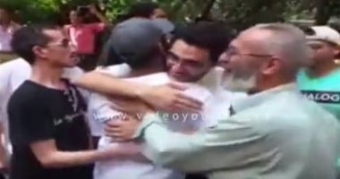 بالفيديو.. دموع الفرح تستقبل المتهمين بالتظاهر فى 25 إبريل بعد إخلاء سبيلهم