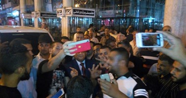 بالصور.. جماهير المصرى تحتفل بالفوز على الأهلى وتلتقط "سيلفى" مع مدير الأمن