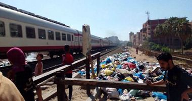 بالصور.. مزلقان عشوائى يهدد أرواح الأهالى بحجر النواتية فى الإسكندرية