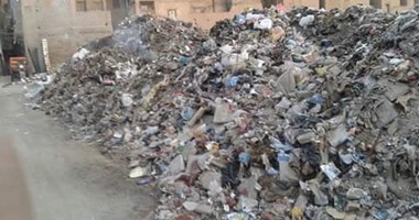بالصور.. أهالى مساكن الدريسة بسوهاج يشكون تلال القمامة المحاصرة لهم