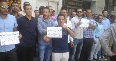 بالفيديو والصور..حملة الماجستير يتظاهرون أمام البوابة الرئيسية لمجلس الوزراء للمطالبة بالتعيين