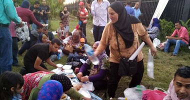 بالفيديو.. أنصار مبارك ينظمون إفطارا جماعيا أمام مستشفى المعادى العسكرى