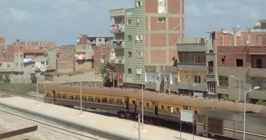 توقف حركة قطارات الصعيد بعد خروج قطار بضائع عن القضبان فى بنى سويف 