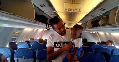 "نجل" كوفى يثير أجواء المرح فى طائرة الزمالك المتجهة لنيجيريا