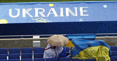 يورو 2016.. الأمطار الغزيرة تهاجم الجماهير فى مباراة أيرلندا الشمالية وأوكرانيا