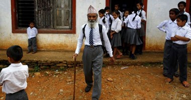 بالصور.. مسن نيبالى يعود للمدرسة وعمره 68 عاما بعد أن منعه الفقر فى الماضى
