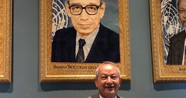 نجيب ساويرس يلتقط سيلفى مع صورة "بطرس غالى" فى المقر الرئيسى للأمم المتحدة