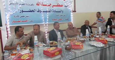 بالصور.. محافظ كفر الشيخ يشهد توزيع  500 وجبة على قرية كوم دميس