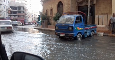 بالفيديو.. المجارى تغرق مساكن الحرمين والمياه تشل حركة المواطنين بالإسكندرية