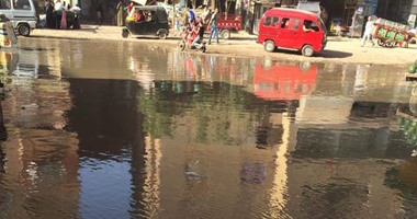 بالصور.. كسر بماسورة مياه تغرق شارع الرشاح والمحلات فى صفط اللبن بالجيزة