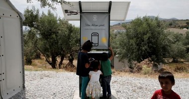 طلاب يطورون محطات شحن هواتف بالطاقة الشمسية مجانا للاجئين فى اليونان
