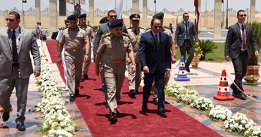 الرئيس السيسي يغادر مسجد المشير طنطاوى عقب أدائه صلاة الجمعة