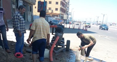 بالصور.. إصلاح هبوط أرضى على طريق كورنيش الإسكندرية 