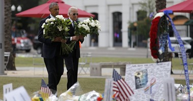 أوباما وبايدن يضعان الزهور على نصب تذكارى لضحايا ملهى أورلاندو