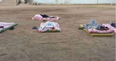 صحافة مواطن: بالصور.. مراقبون يفترشون الأرض للنوم بمدرسة قوص الثانوية بقنا