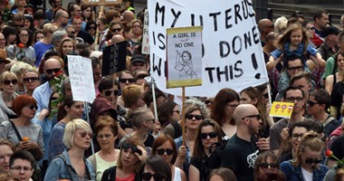 بالصور.. آلاف المتظاهرين فى بولندا ضد منع الإجهاض