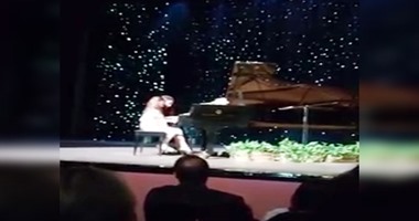 بالفيديو.. حفيدة مبارك تعزف "البيانو" بدار الأوبرا بمشاركة سوزان وجمال