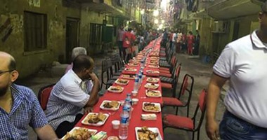 بالصور.. شباب إمبابة ينظمون إفطارا جماعيا لسكان شارع عزبة الصعايدة