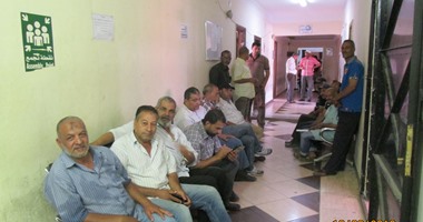 عمال القابضة للصرف الصحى ببورسعيد يتجمهرون للمطالبة بمستحقاتهم المالية