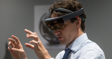 بالصور.. رئيس وزراء كندا يجرب نظارة مايكروسوفت للواقع الافتراضى
