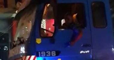 صحافة المواطن.. بالفيديو.. طفل يقود سيارة نقل ثقيل فى بنها وسط غياب المرور