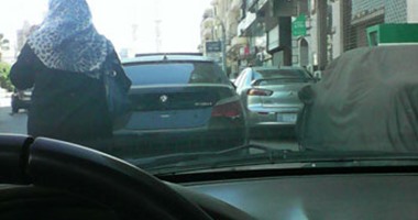صحافة المواطن: سيارة بدون "لوحات" تقف صف ثانى أمام مبنى المحافظة بالمنصورة