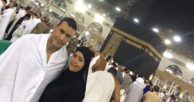 بالصور.. الحضرى وزوجته يؤديان "عمرة رمضان"