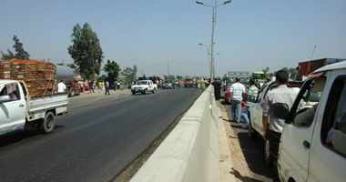 توقف حركة المرور بسبب حادث تصادم سيارتين بطريق إسكندرية الزراعى