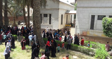 بالصور.. زحام وإغماء بين مواطنى السويس أمام مستشفى الهلال بسبب شهادات المدارس
