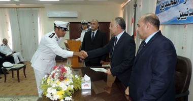 مساعد وزير الداخلية لقطاع المنافذ يكرم 20 شرطيا من قوة محور قناة السويس