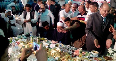 محافظ مطروح والشيخ خالد الجندى يتناولان الإفطار مع الأيتام