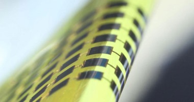 علماء يطورون خلايا شمسية أنحف 100 مرة من الشعرة تدعم أجهزتك بالطاقة