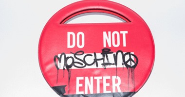 بالصور المتحركة.. "ممنوع الدخول" أحدث تصميمات حقائب دار "Moschino" 