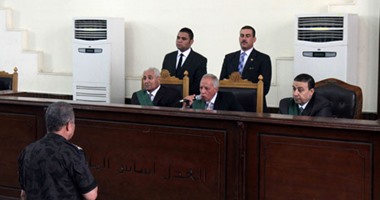 بالصور.. قاضى "اعتصام النهضة" يطرد المتهمين بسبب الطرق على القفص الزجاجى