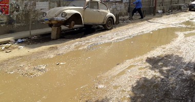 بالصور.. مياه الصرف الصحى تغرق شارع ترعة الزمر أمام "مترو فيصل"