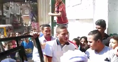 بالفيديو.. لحظة دخول رمضان صبحى لجنته وسط شد وجذب من أطفال كرداسة