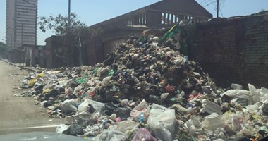 بالصور.. تلال القمامة تحاصر شارع النصر بإمبابة والمسئولين فى تجاهل