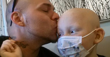 بالصور.. أب يحلق رأسه ويستخدم التاتو لدعم ابنه مريض السرطان