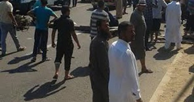 بالصور.. صيادو البرلس يقطعون الطريق الدولى بكفر الشيخ اعتراضا على حملة الإزالات