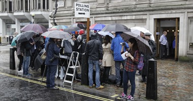 بالصور.. البريطانيون يتحدون الأمطار الغزيرة ويتوجهون للتصويت فى الاستفتاء