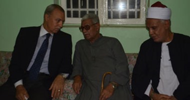 محافظ قنا يقدم واجب العزاء لأسرة شهيد الشرطة فى مسقط رأسه بمركز دشنا
