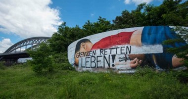  ألمان يشوهون جدارية للطفل السورى الغريق بعبارة "الحدود تنقذ الحيوانات"