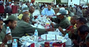 بالصور.. محافظة الأقصر تنظم حفل إفطار جماعى لعمال جهاز النظافة