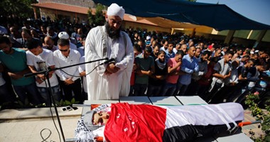 آلاف الفلسطينيين يشيعون جنازة شاب قتله جيش الاحتلال بالخطأ فى الضفة الغربية
