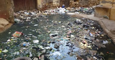 بالصور.. مياه الصرف تحاصر سكان ميدان "السلاوى" فى الشرقية وتعوق حركة المواطنين