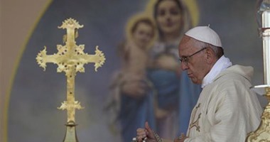 بالصور.. بابا الفاتيكان يصلى عند نصب لمذابح الأرمن بعدما وصفها بإبادة جماعية