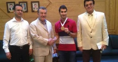 رئيس جامعة بنها يكرم لاعب منتخب مصر الفائز بطولة العالم للكونغ فو بإندونيسيا