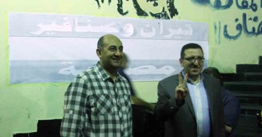 بالفيديو.. خالد على يشارك برسم جرافيتى"تيران وصنافير مصرية" على جدار"الصحفيين" 