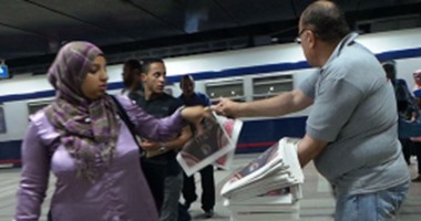 بالفيديو والصور.. إقبال كبير على نسخ "اليوم السابع" المجانية بمحطات المترو